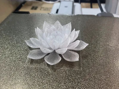 Flor de loto nenúfar impresa en 3D en PLA blanco sobre superficie brillante