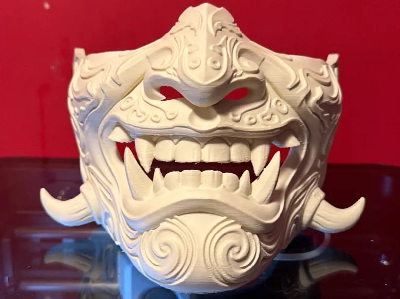 Máscara Oni Japonesa 3D impresa en blanco - 20x15cm con colmillos y relieves ornamentales