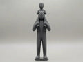 Escultura decorativa 3D papá con hijo en hombros, estilo minimalista, color gris