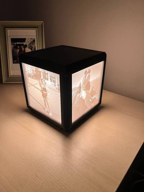 "Cubo 3D litofanía personalizada con 4 fotos — cuadro de luz 3D hecho en Uruguay"