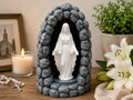 Santuario decorativo 3D gruta de piedra gris con figura de la Virgen María blanca en su interior