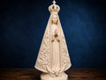 Escultura religiosa 3D Nuestra Señora Aparecida con corona y manto floral detallado, color marfil crema