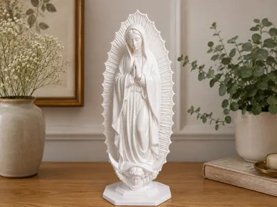 Escultura religiosa 3D Virgen de Guadalupe con aureola de rayos y manto fluyendo, color blanco