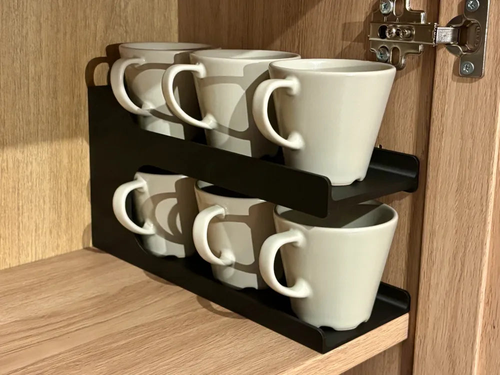 Soporte para tazas 3D negro de 2 niveles con tazas blancas dentro de mueble de cocina