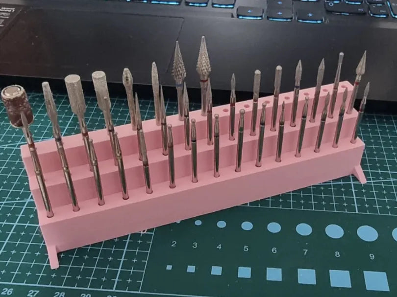 Soporte organizador de fresas de torno impreso en 3D color rosa con puntas de manicura ordenadas