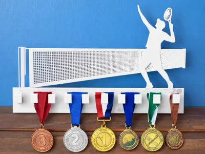 Medallero tenis con silueta de jugador y red